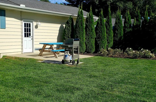 Saugatuck Cottage | Blueberry Cotg, Saugatuck. Walk downtown. Clean, crisp, colorful, convenient.