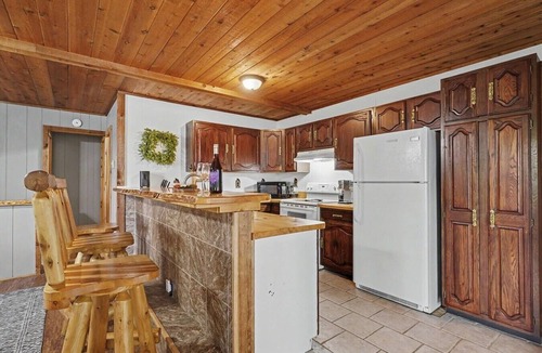 Lake House | Bluff Lake Waterfront w Dock, Kayaks & Fire Pit