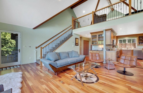 East Jordan House | Boater's Paradise | Lake Charlevoix Island| Private 60' Dock | Dog Friendly!