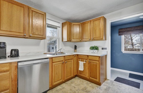 Lansing House | Boho/Retro Style | 2 Bdrm | 10 Mins to MSU Campus