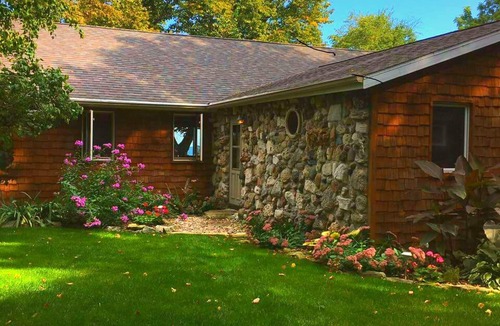 Little Sturgeon House | BOOK 2026 NOW WATERFRONT-ISLAND LIKE- FIRE PIT-SUNRISE SUNSET-RELAX-PRIVATE YARD