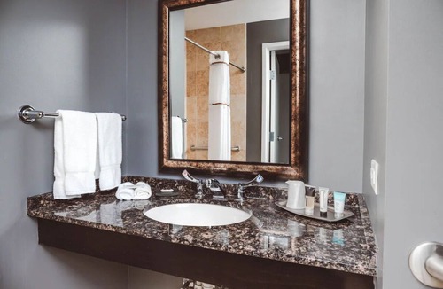 Zion Hotel | Boutique Elegance with Firepits Near Beach Park & Theatre