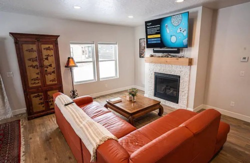 Victor House | Brand New 3 BR Vacation Home on a Golf Course