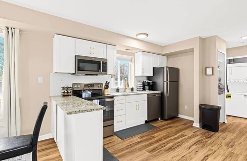 Roseville Apartment | Brand New! Lower Flat 1BR Near Downtown, Roseville