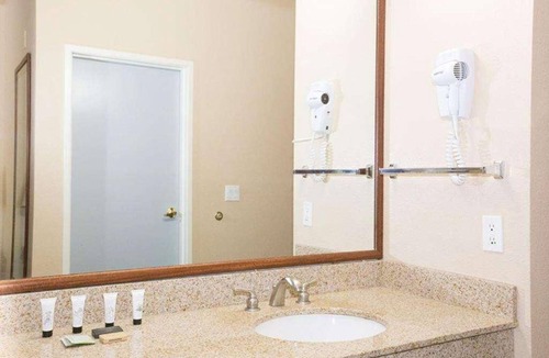 McMinnville Hotel | Budget-Friendly Accommodation in Red Lion McMinnville! On-site Pool!