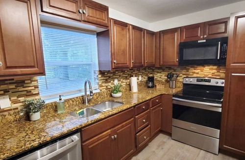 Lawsona - Fern Creek House | Bungalow DT by Lake Eola & KIA center Sleeps 12