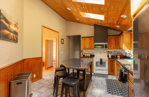 Gold Beach House | Byrdies Beach House - private beach and ocean view