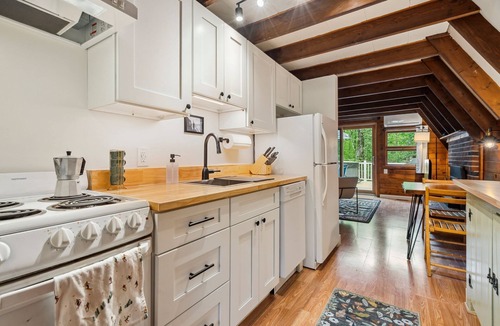 Center Conway House | Camp Conway | Hot Tub | A-Frame | Near Lake | A/C
