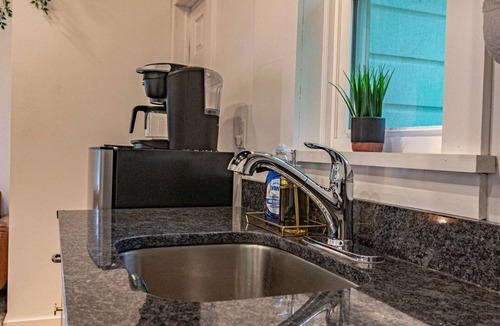 Lincoln Park House | Campfire Cottage: Fireplace, fire pit & no chores!