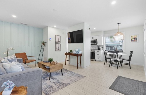 Ilexhurst House | Central location|Walk to beach, trolley stop