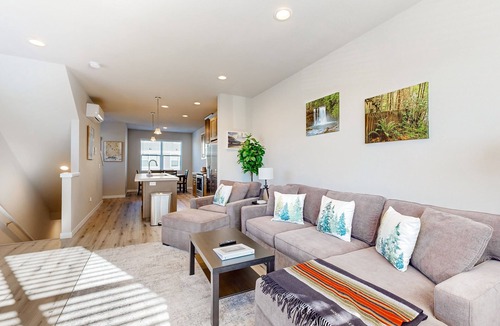 Troutdale House | Central townhome walkable to Edgefield with chef's kitchen, balcony, & fireplace