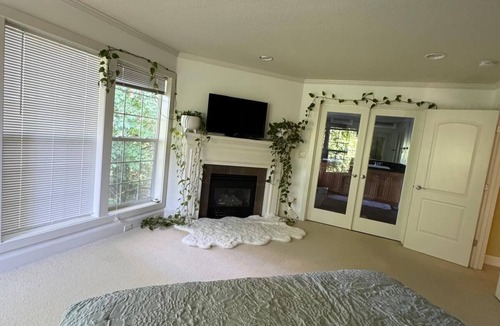 Pleasant Valley House | Charming 2-bedroom house in marvelous Portland with WiFi, AC