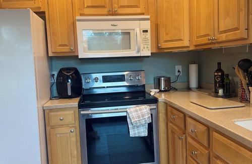 Berkeley Springs House | Charming 3-bd house/hot tub nestled in 2 private acres 6 min to Berkeley Springs