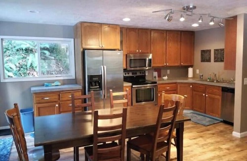 Welches Cabin | Charming 4-bedroom cabin with AC in peaceful Rhododendron