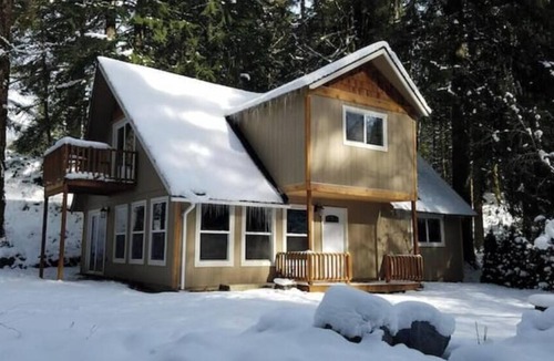 Welches Cabin | Charming 4-bedroom cabin with AC in peaceful Rhododendron