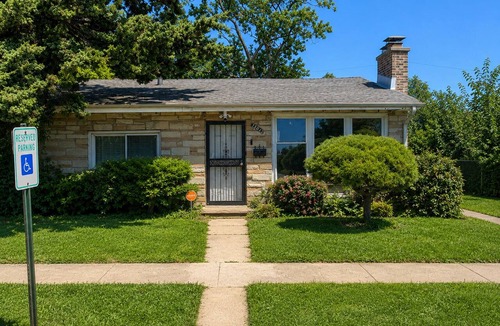 Harvey House | Charming Farmhouse Fully Furnished Near Chicago and Metra