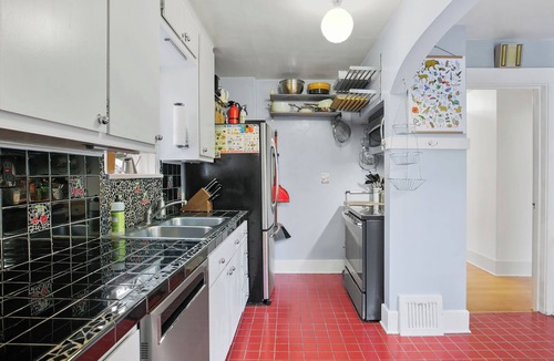 Wallingford House | Charming Green Lake Craftsman – Hot Tub, AC, Dog Friendly, Walk to Lake & Cafés