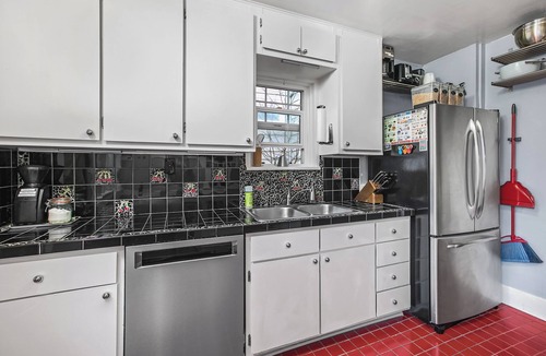 Wallingford House | Charming Green Lake Craftsman – Hot Tub, AC, Dog Friendly, Walk to Lake & Cafés