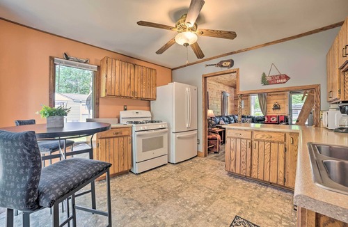 Prudenville Cottage | Charming Houghton Lake Cottage w/Backyard!