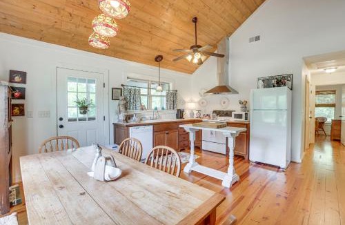 Lawley House | Charming Lawley Cottage: Deck, Fire Pit & Yard!