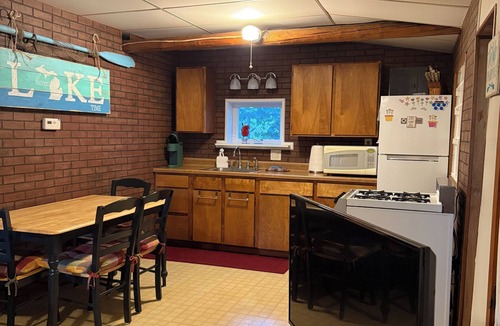 Prudenville Cabin | Charming little lake escape! Five-minute walk to the beach!