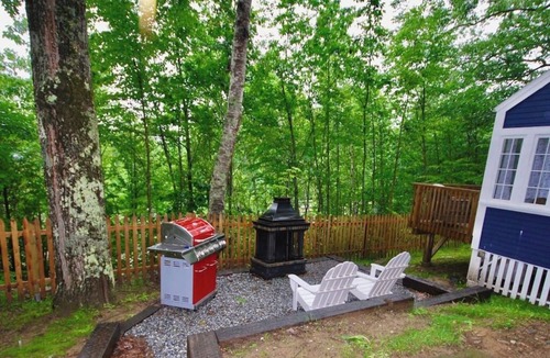 Edgecomb Cottage | Cheerful Cottage with Loft Close to Everything 6