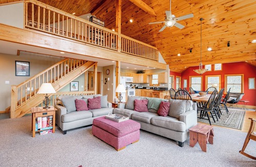McHenry House | Chic Dog Friendly Chalet w/Fire Pit & Hot Tub