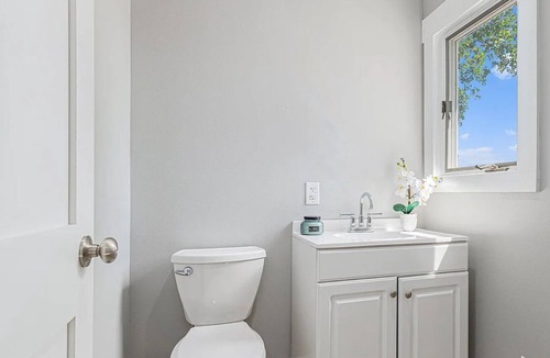 Old Mission House | Chic Farmhouse retreat: Woods, Water, Wine & Wellness