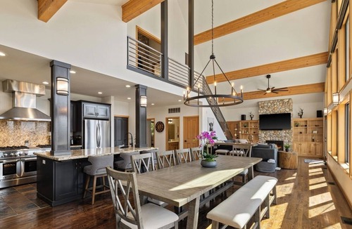 Ronald House | Cle Elum’s Best Kept Secret+Pool Access & Pickleball+Big View & Grass Yard