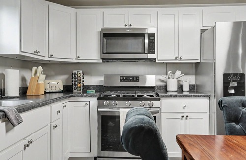 Libertyville House | Clean Freshly Remodeled 4 Bedroom House