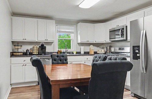 Libertyville House | Clean Freshly Remodeled 4 Bedroom House