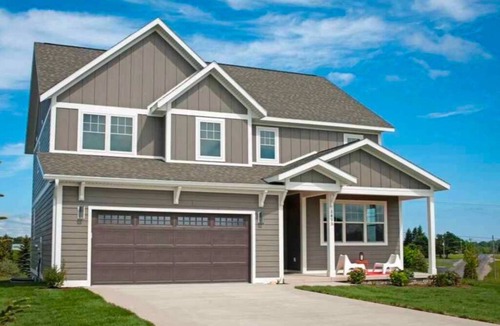 Traverse City House | Clean, Spacious 5BR 3.5 bath home conveniently located in charming Traverse City
