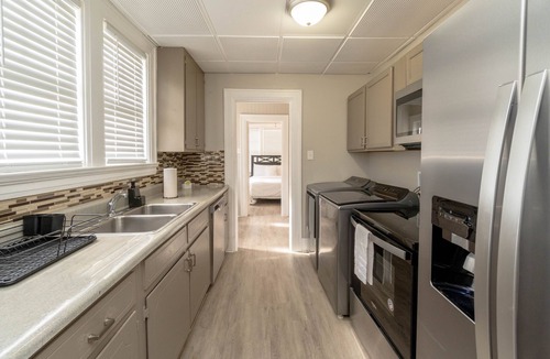 Montgomery House | Cloverdale Large Group Duplex 6BR Sleeps 14
