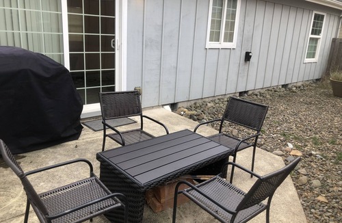 Four Sisters House | Coastal Getaway, 1 block from the beach Pet Friendly