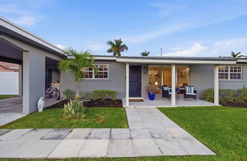 Lighthouse Point House | Coastal Retreat Near the Beach | sleeps 10