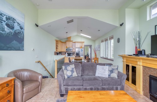 Nelscott House | Come Enjoy A Coastal Dream in this Oceanview Duplex