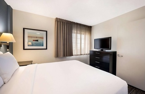 Libertyville House | Comfort and Value! 3 Relaxing Hotel Units, Near Great Lakes Naval Station