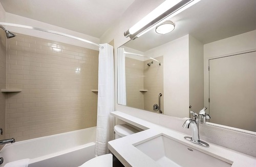 Libertyville House | Comfort and Value! 3 Relaxing Hotel Units, Near Great Lakes Naval Station
