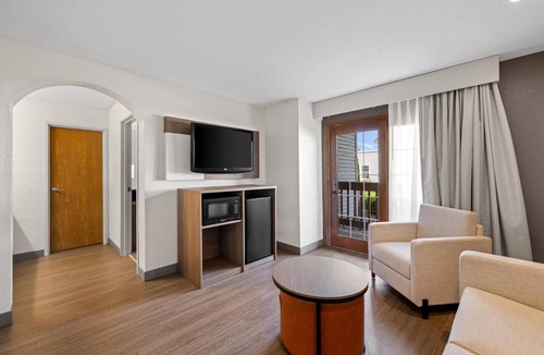 Mount Pleasant Hotel | Comfort Inn & Suites and Conference Center