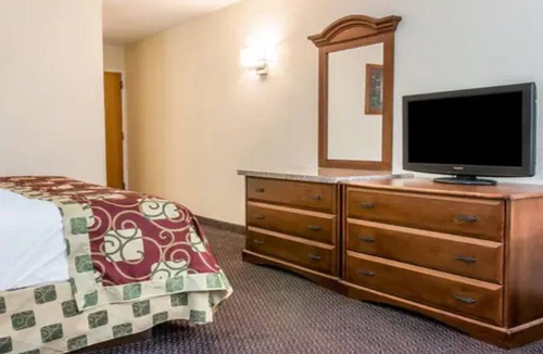 Kalamazoo Hotel | Convenient 1 King Bed with Free Hot Breakfast and Easy Downtown Access