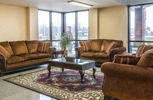 Kalamazoo Hotel | Convenient 1 King Bed with Free Hot Breakfast and Easy Downtown Access