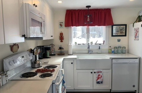 Edgecomb House | Cottage in Edgecomb - Waterfront Holiday Getaway