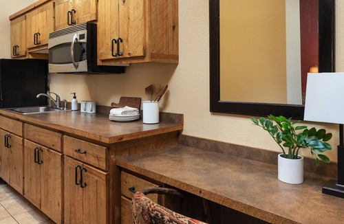 Rothschild House | Cottage Suite With Full Kitchen, Access to Pool, Hot Tub, and Gym