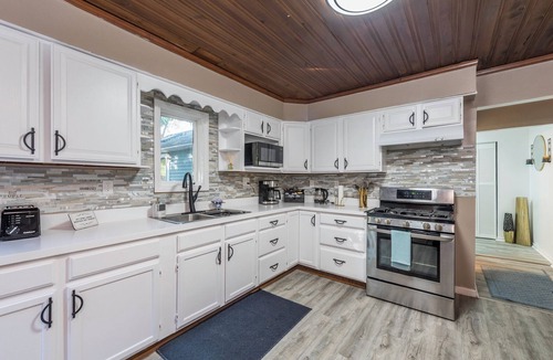 Zion Cottage | Cottingham Cottage – Peaceful Family Retreat Near Great Lakes Naval Base
