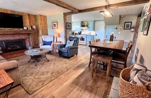 Mariposa Cabin | Couples 1 Bedroom Cabin, HOT TUB, FIRE-PIT, PETS on 40 acres!