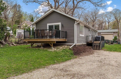 Newville House | Cozy 2-bedroom Lake House in tranquil Edgerton near Lake Kosh with AC