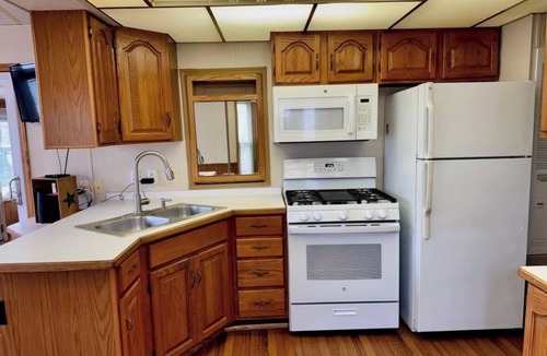Houghton Lake House | Cozy 2-bedroom mobile home with AC in lovely Houghton Lake, sandy oaks resort.