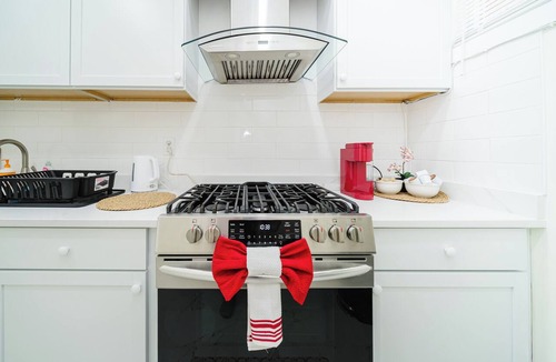Worcester Apartment | Cozy 3BR Worcester Apt Pet-Friendly near Clark University & I-290 4/1
