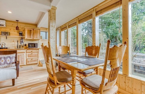 Stevenson Apartment | Cozy Blueberry Cottage Studio king bed, kitchenette,