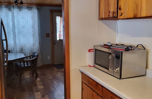 Shingleton Cabin | Cozy cabin close to trails!